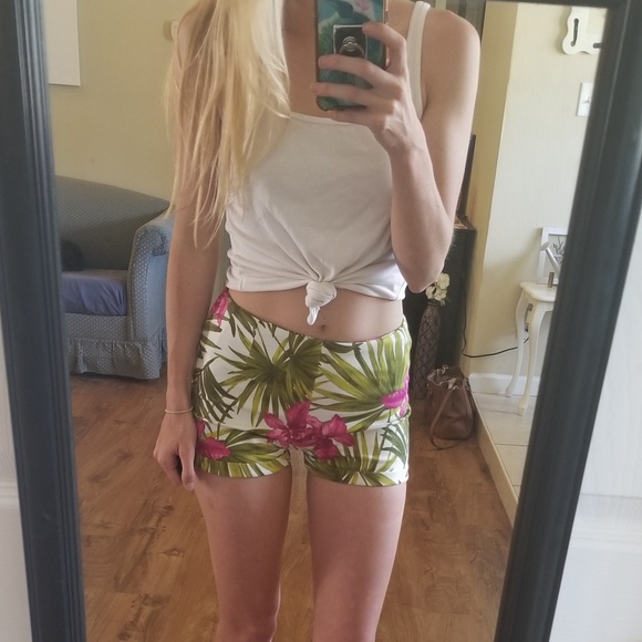 π΄HP 6/17 Brandy Melville Tropical Print Shorts - Picture 1 of 3
